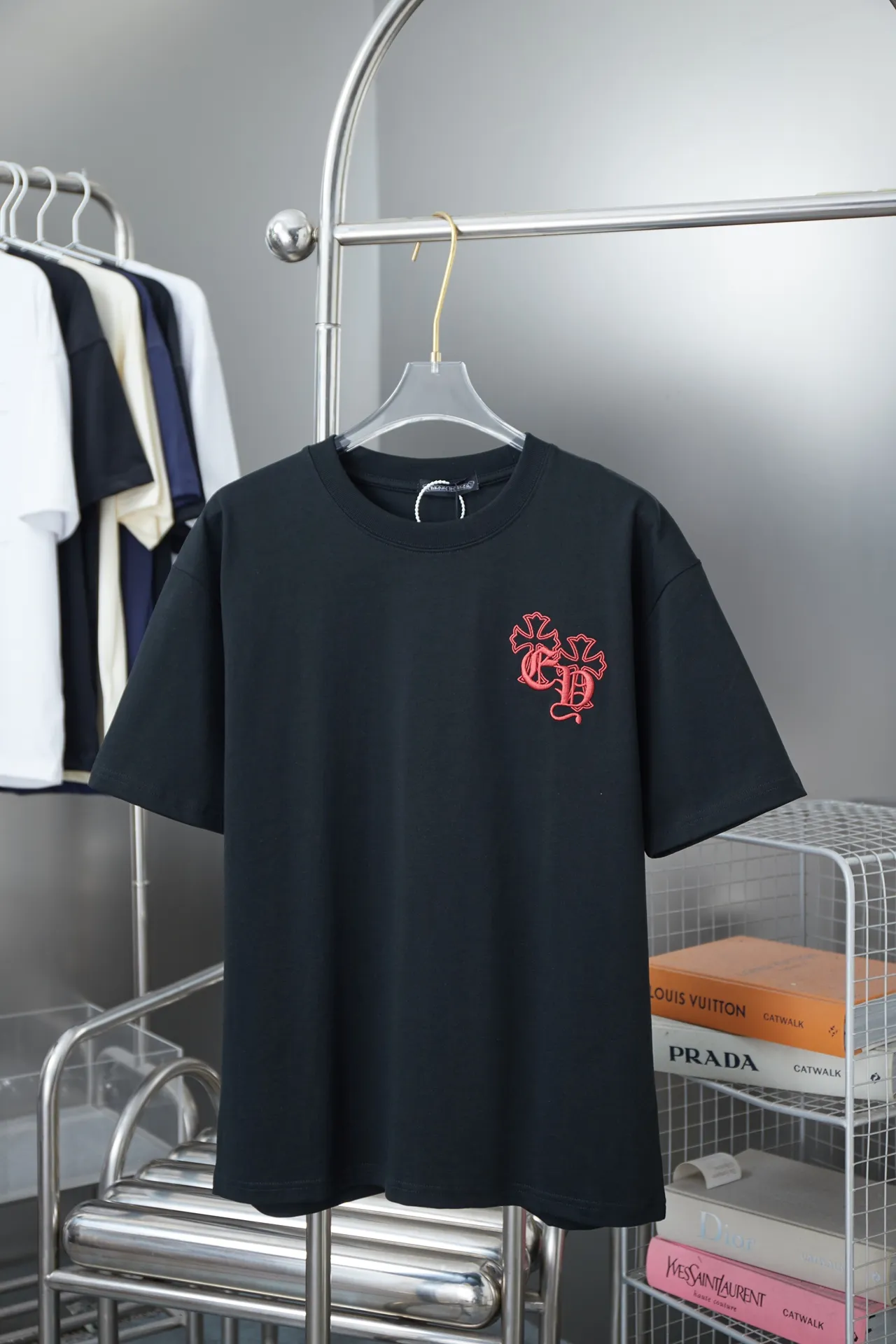 🅿️190 Ch*ome Hearte 25SS early spring new model Leather splicing embroidered Crow Heart short sleeves Light luxury essential item for daily commuting for men and women Correct version Welcome to compare Detailed features · 320g 100% pure cotton double yarn jersey fabric · Custom dyed in the same vat, special thickened 32 pieces double-strand 1X1 thread · Imported Tajima machine embroidery needle embroidery Crow Heart letter logo · Leather patch embroidery with Crow heart pattern · Double-needle stitching across seams · Original main mark, washed tag, branded moisture-proof paper packaging Color: Black/White Size: S/M/L/XL